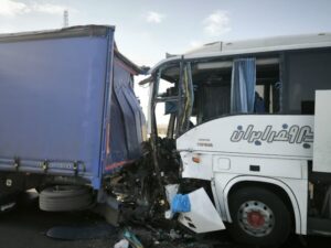 Read more about the article سانحه خونین در محور سمنان – دامغان: یک کشته و ۲۶ مصدوم در برخورد اتوبوس و تریلی