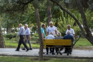 Read more about the article مهاجرت مانع دریافت مستمری نیست؛ حقوقدان: قطع حقوق بازنشستگان مشمول قانون نیست