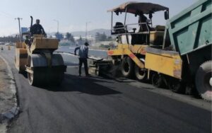 Read more about the article آغاز عملیات آسفالت‌ریزی در ۸ روستای شهرستان ایلام؛ اجرای طرح نهضت معابر روستایی ادامه دارد