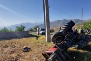 Read more about the article واژگونی تراکتور در ورودی روستای هلق جلفا دو قربانی برجای گذاشت
