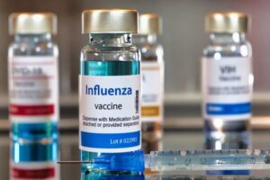Read more about the article آغاز توزیع واکسن آنفلوآنزا با اولویت گروه‌های پرخطر؛ چه کسانی باید واکسن بزنند؟