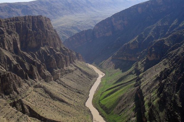 نجات ۲ گردشگر اصفهانی در «ویژدرون» ایلام توسط نجات گران هلال احمر