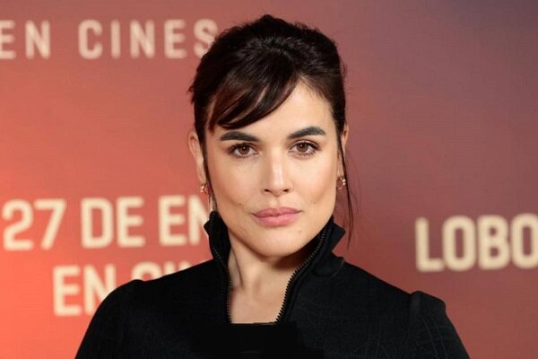 آدریانا اوگارته در حال سخنرانی و اعتراض به نسل‌کشی در غزه