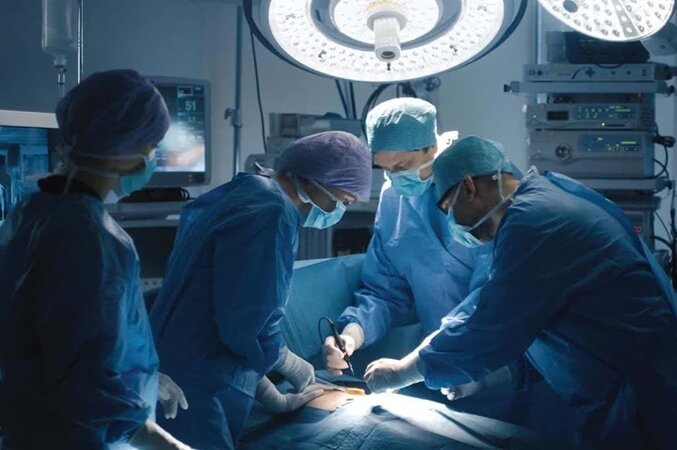 جراحی موفقیتآمیز برداشتن توده ۲ کیلویی در بیمارستان امام رضا قم